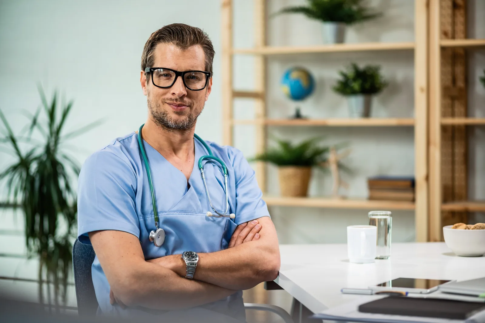 Marka Güveni ve Doktor Otoritesi Klinikte güven veren uzman doktor portresi
