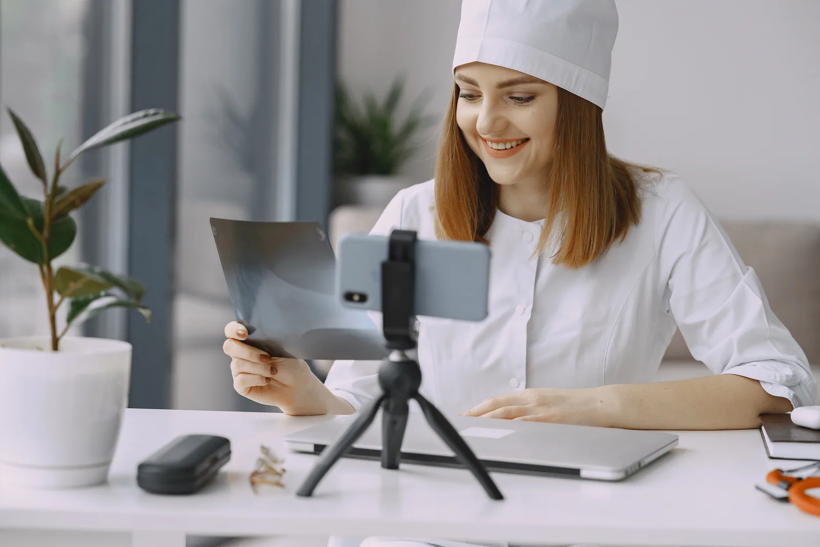 Video ve Sosyal Kanıt Akışı Telefon kamerasına içerik çeken sağlık uzmanı